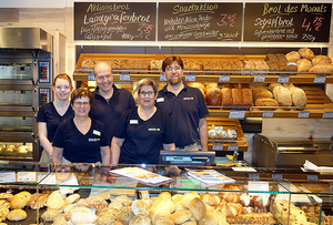 Das Team des Bäckereicafés in Wetzlar (v. l.): Leonie Bombeck, Elvira Mulch (Filialleiterin), Meinhard Rediske (Geschäftsführer Siebenkorn), Erika Storm (Verkaufsleiterin) und Marc Renninger   Foto: Siebenkorn GmbH