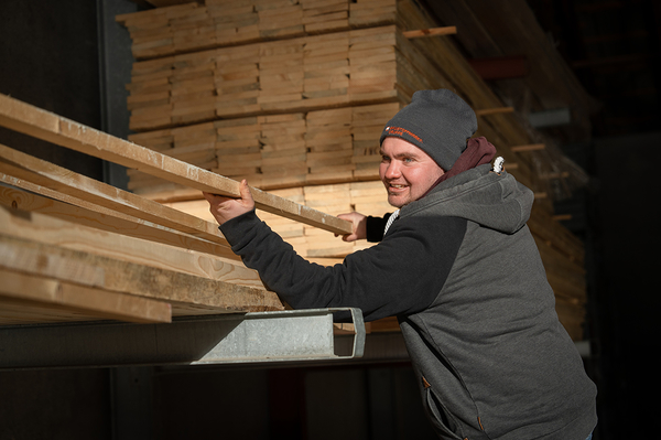 Im Lager des Bauunternehmens Ralf Haaß GmbH & Co. KG ist Tim Wunder in seinem Element.