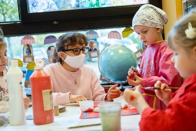Marianne Marks hat ein offenes Ohr für die Kinder und leitet sie an, hier beim Basteln (Fotos: Rolf K. Wegst) Marianne Marks mit Kindern beim Basteln