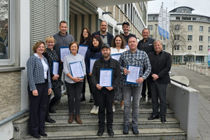 Gruppenbild von Gudrun Dörken, im Integrationsamt verantwortlich für Jobcoaching, Thomas Niermann, den Leitern der Weiterbildung Thorsten Hirsch und Harald Trees sowie den neun Teilnehmenden nach der Übergabe der Abschlusszertifikate zum Jobcoach (AP). (Foto: Marc Oliver Gutzeit)