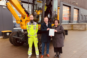 Überreichung des Bewilligungsbescheides vor dem neuen Bagger mit Bauhofmitarbeiter Jan Bohn, Bürgermeister Lukas Becker und LWV-Landesdirektorin Susanne Simmler.