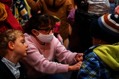 Hilfe beim Anziehen, ehe es nach draußen geht. Marianne Marks beim Anziehen der Kinder