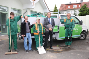 Mitarbeiter des Gärtnerteams von „Grün & Grün“ mit Teamleiter Manfred Schäfer (Zweiter v.l.), Betriebsleiter Dietmar Ott (Zweiter v.r) und Gruppenleiter Siegfried Machmor (r.)  Foto: Dorothee Müller/BWMK