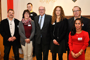 Der Hessische Minister für Soziales und Integration Stefan Grüttner (4.v.l.) mit den Preisträgern: (v.l.) Hans und Sabine Trumpfheller mit Lukas Zorbach vom Bio-Ziegenhof Weiße Hube, Monika Stumpf von der Firma WKSB Isolierungen sowie Carsten Ciemer mit Melissa Ruiz-Lopez vom Friseurbetrieb CC-Cut. (Foto: HMSI)