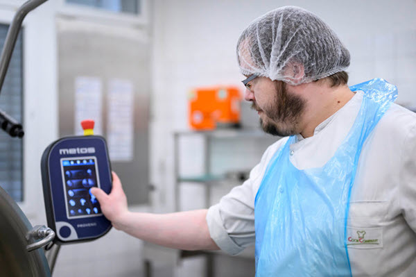 Digitale Technik: Mitarbeiter Michail Anzupow bedient die Steuerung des Rührkessels. (Foto: Salome Roessler)