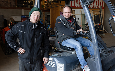 Nils Bindhammer und Tim Wunder vor und auf dem Gabelstapler